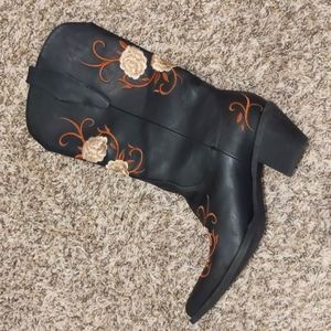 NWT Black embroidered Roper boots az 8.5